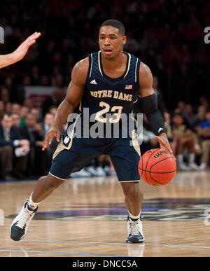 New York, New York, USA. Dec 21, 2013. Notre Dame de la garde de Demetrius Jackson (23) compte jouer un jouer dans la première moitié au cours de la classique entre les Gotham BlackRock Notre Dame Fighting Irish et l'Ohio State Buckeyes au Madison Square Garden de New York. Credit : csm/Alamy Live News Banque D'Images