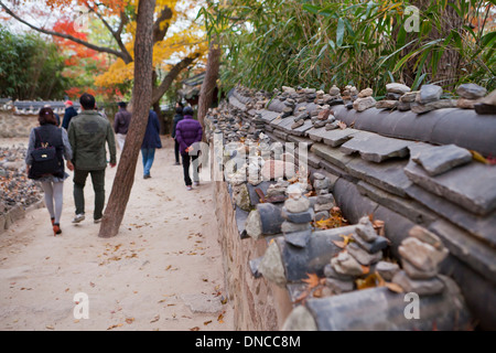 La GIWA (tuiles terre cuite) utilisé sur mur de pierre traditionnel style Hanok clôture - Gyeongju, Corée du Sud Banque D'Images