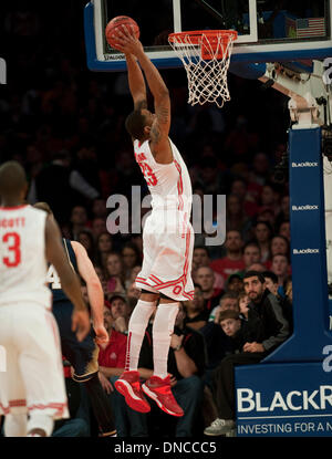 New York, New York, USA. Dec 21, 2013. Ohio State's centre Amir Williams (23) dunks dans la première moitié au cours de la classique entre les Gotham BlackRock Notre Dame Fighting Irish et l'Ohio State Buckeyes au Madison Square Garden de New York. Credit : csm/Alamy Live News Banque D'Images