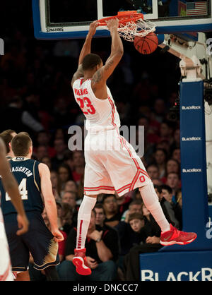New York, New York, USA. Dec 21, 2013. Ohio State's centre Amir Williams (23) dunks dans la première moitié au cours de la classique entre les Gotham BlackRock Notre Dame Fighting Irish et l'Ohio State Buckeyes au Madison Square Garden de New York. Credit : csm/Alamy Live News Banque D'Images