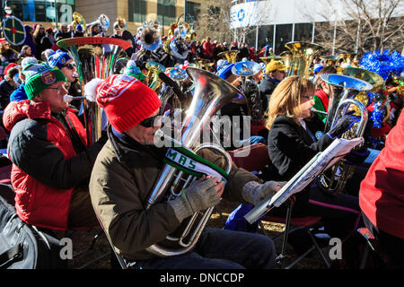 Denver, Colorado USA. Dec 22, 2013. Tuba baryton et rassembler les joueurs à Skyline Park pour le 39e concert annuel de TubaChristmas. Le TubaChristmas Concert est l'un des plus célèbres et des plus anciennes fêtes dans le Colorado. Plus de 300 musiciens ont participé à l'événement. Credit : Ed Endicott/Alamy Live News Banque D'Images