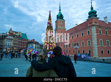 Varsovie, Pologne. Dec 22, 2013. Pas de neige et la rue limitée prévision décoration moins dynamique ambiance de Noël dans la capitale de la Pologne. Une nouvelle attraction est une patinoire sur la place de la vieille ville, sinon toujours remplis de nourriture et de l'artisanat. Crédit : Henryk Kotowski/Alamy Live News Banque D'Images