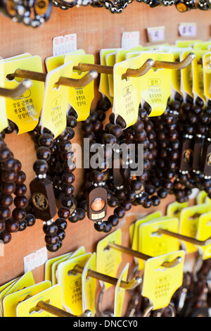 Chapelet bouddhiste (mala) en vente au temple cadeaux - Corée du Sud Banque D'Images