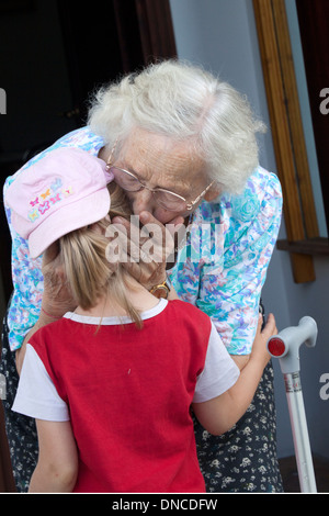 Grand-mère affectionally kissing young girl au revoir l'âge de 88 et 5. Zawady Centre de la Pologne Banque D'Images