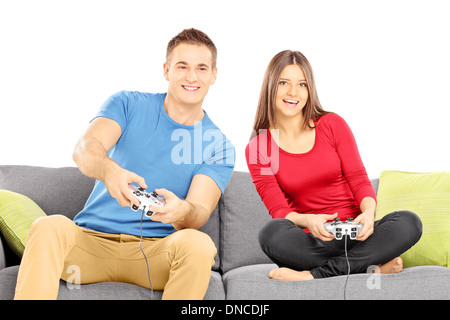 Jeune couple assis sur un canapé moderne et playing video game Banque D'Images