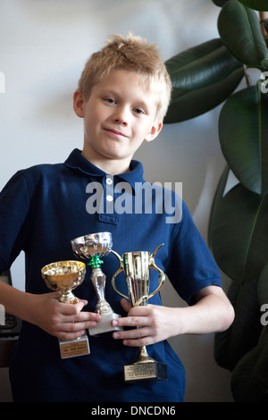 L'âge de 10 ans, garçon polonais tient fièrement ses trophées pour violon jouant à un concert de musique de chambre pour les enfants. Le Centre de la Pologne Lodz Banque D'Images