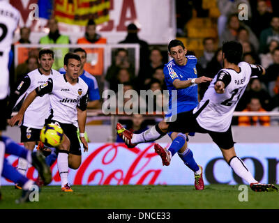 Valence, Espagne. Dec 22, 2013. Angel Di Maria au poste du Real Madrid (2e R) de pousses et marque le but durant le match de la Liga entre Valence et le Real Madrid au stade Mestalla, Valence : Action Crédit Plus Sport/Alamy Live News Banque D'Images