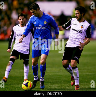 Valence, Espagne. Dec 22, 2013. Cristiano Ronaldo, le milieu de terrain du Real Madrid (C) est contestée par le milieu de Dani Parejo de Valence CF lors de la La Liga match entre Valence et le Real Madrid au stade Mestalla, Valence : Action Crédit Plus Sport/Alamy Live News Banque D'Images