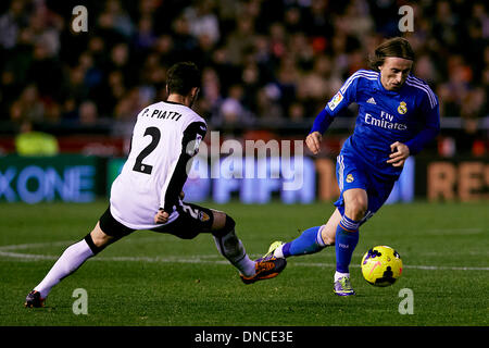 Valence, Espagne. Dec 22, 2013. Luka Modric Milieu de terrain du Real Madrid (R) se détache de Pablo Piatti de Valence au cours de la La Liga match entre Valence et le Real Madrid au stade Mestalla, Valence : Action Crédit Plus Sport/Alamy Live News Banque D'Images