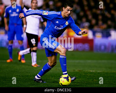 Valence, Espagne. Dec 22, 2013. Cristiano Ronaldo, le milieu de terrain du Real Madrid en action au cours de la La Liga match entre Valence et le Real Madrid au stade Mestalla, Valence : Action Crédit Plus Sport/Alamy Live News Banque D'Images