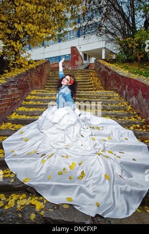 Belle robe de mariée dans de magnifiques est seul dans les escaliers à l'automne 24 Banque D'Images