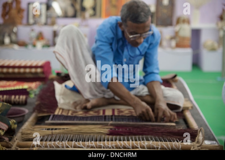 Homme d'Asie du Sud sur weaver part à tisser. Banque D'Images