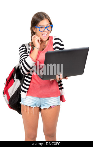 Belle teen jeune fille avec un sac à dos pour l'école et l'ordinateur portable isolé en blanc Banque D'Images