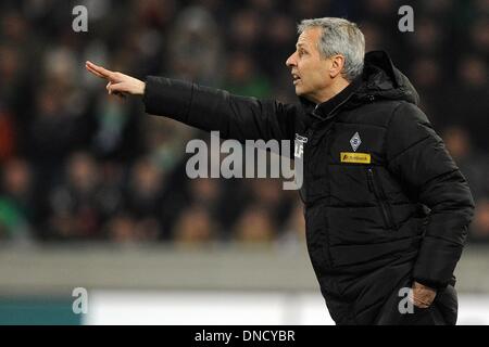 Moenchengladbach, Allemagne. Dec 22, 2013. Gladbach entraîneur en chef Lucien Favre réagit au cours de la Bundesliga match Borussia Moenchengladbach entre VfL Wolfsburg et au Borussia Moenchengladbach en Parc, Allemagne, 22 décembre 2013. Photo : MARIUS BECKER/dpa/Alamy Live News Banque D'Images