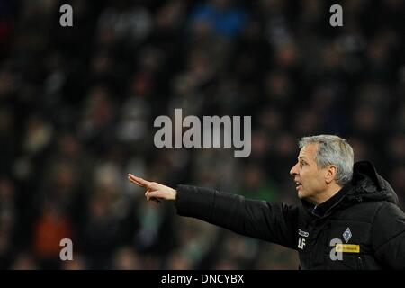 Moenchengladbach, Allemagne. Dec 22, 2013. Gladbach entraîneur en chef Lucien Favre réagit au cours de la Bundesliga match Borussia Moenchengladbach entre VfL Wolfsburg et au Borussia Moenchengladbach en Parc, Allemagne, 22 décembre 2013. Photo : MARIUS BECKER/dpa/Alamy Live News Banque D'Images