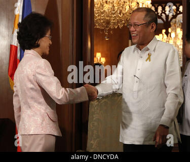 Manille, Philippines. Dec 23, 2013. Le président philippin Benigno Aquino III (R), serre la main avec l'ambassadeur chinois en sortant les Philippines Ma Keqing pendant l'appel d'adieu à Manille, Philippines, le 23 décembre 2013. © Rodolfo Manabat/Xinhua/Alamy Live News Banque D'Images
