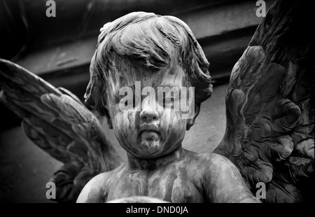 Statue d'un bébé ange sur le cimetière Banque D'Images