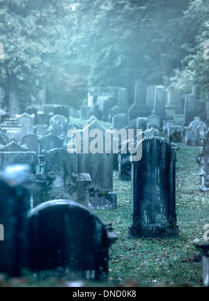 Misty mystère 19e siècle cimetière avec un groupe de pierres tombales Banque D'Images