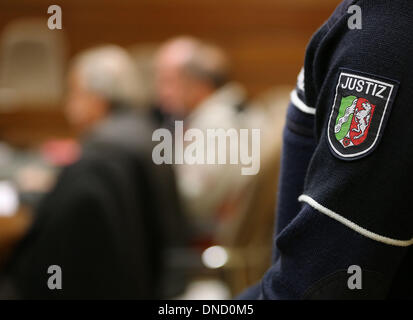 Cologne, Allemagne. 18 nov., 2013. Fichier - Un fichier photo datée du 18 novembre 2013 présente le défendeur Mehmet D. à la Cour régionale de Cologne, Allemagne, 18 novembre 2013. Les 47 ans, est accusé d'avoir pris le directeur d'une garderie en otage en avril 2013. Photo : Oliver Berg/dpa/Alamy Live News Banque D'Images