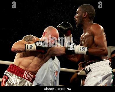 Elche, Espagne. Dec 21, 2013. Kiko Martinez de l'Espagne (L) terres son crochet du gauche sur Jeffrey Mathebula Afrique de Shouth pendant le Super championnat du monde poids coq de combat pour le titre de boxe entre Kiko Mart&# xe;nez de l'Espagne et Jeffrey Mathebula de Shouth Afrique à l'Esperanza Lag Arena, Elche © Plus Sport Action/Alamy Live News Banque D'Images