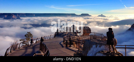 Une inversion totale rare couvre le Parc National du Grand Canyon vu de Mather Point sur la rive sud, le 29 novembre 2013 à Grand Canyon, Arizona. Les inversions de nuages sont formés par l'interaction des masses d'air chaud et froid. Banque D'Images