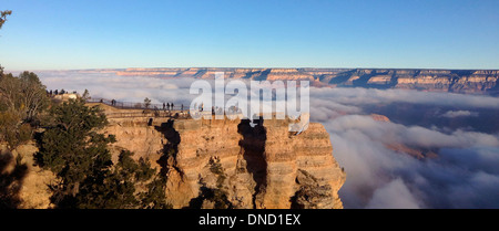 Une inversion totale rare couvre le Parc National du Grand Canyon vu de Mather Point sur la rive sud, le 29 novembre 2013 à Grand Canyon, Arizona. Les inversions de nuages sont formés par l'interaction des masses d'air chaud et froid. Banque D'Images