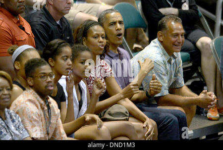 Manoa Stan Sheriff Center, USA. Dec 22, 2013. Le président Barack Obama réagit à un jeu comme il, la Première Dame Michelle Obama et ses filles Malia et Sasha Obama Obama assister à la Hawaiian Airlines Diamond Head Classic men's basketball match entre l'Oregon State Beavers et l'Université d'Akron Zips à l'Université de Hawaï à Manoa Stan Sheriff Center, USA, 22 décembre 2013. Le frère de la première dame, Craig Robinson, est l'Oregon State University Men's Head Coach de basket-ball. Credit : Cory Lum / Piscine via CNP/dpa/Alamy Live News Banque D'Images