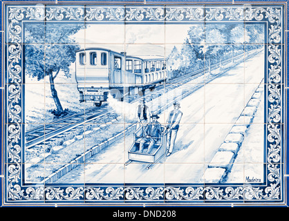 Portugal, Madère, Monte. Les carreaux de céramique de droit des deux hommes poussant un traîneau en osier sur la luge monte avec un train derrière Banque D'Images