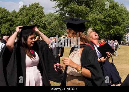 UWE (Université de l'ouest de l'Angleterre) les élèves au Collège vert après remise des diplômes à la cathédrale de Bristol, Royaume-Uni Banque D'Images