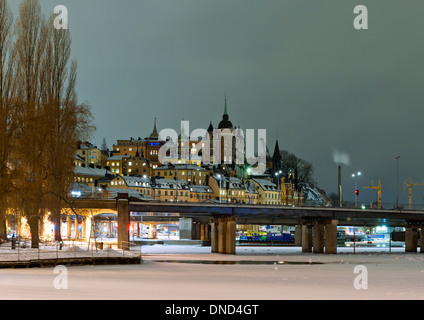 Vue d'hiver soirée de Södermalm et bâtiments du xviiie siècle surplombant. Riddarfjärden Stockholm, Suède Banque D'Images