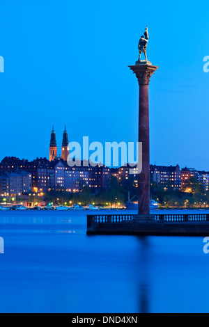 Pilier d'Engelbrekt Engelbrektsson avec statue au City Hall Park, Stockholm, Suède. Södermalm est dans l'arrière-plan. Banque D'Images