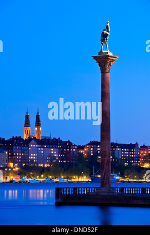 Pilier d'Engelbrekt Engelbrektsson avec statue au City Hall Park, Stockholm, Suède. Södermalm est dans l'arrière-plan. Banque D'Images