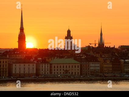 Vue du coucher de soleil du Skeppsbrokajen quay et de Gamla Stan, la vieille ville de Stockholm, Suède. Vu de Fjällgatan, Södermalm. Banque D'Images