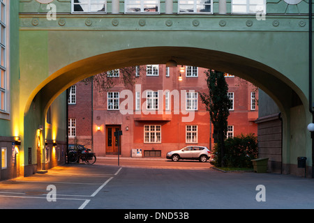 Vue en soirée sous un bâtiment arch, à l'échelle Kungstensgatan Kungstensgatan vers 5, Stockholm, Suède. Banque D'Images