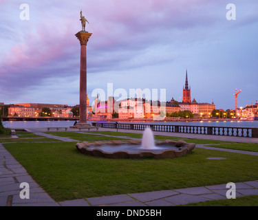 Pilier d'Engelbrekt Engelbrektsson avec statue au City Hall Park, Stockholm, Suède. Riddarholmen est dans l'arrière-plan. Banque D'Images