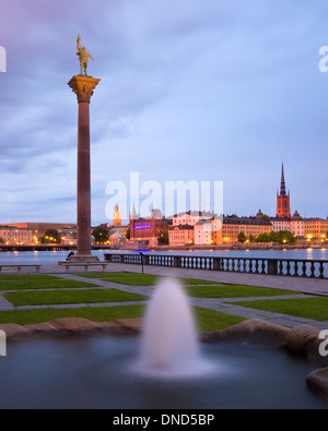 Pilier d'Engelbrekt Engelbrektsson avec statue au City Hall Park, Stockholm, Suède. Riddarholmen est dans l'arrière-plan. Banque D'Images