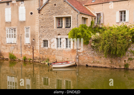 Une maison au bord de la rivière serein dans le village de Noyers sur Serein, en Bourgogne. Banque D'Images