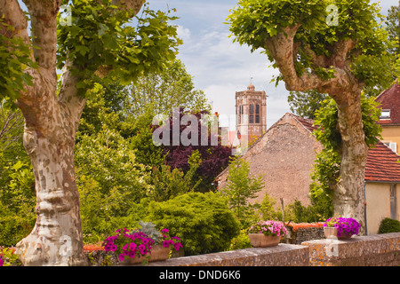 L'église Notre Dame dans le village de Noyers sur Serein en Bourgogne. Banque D'Images