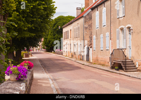 La principale qui mène au village de Noyers sur Serein en Bourgogne. Banque D'Images