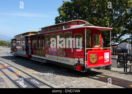 Deux téléphériques à un terminus à San Francisco, Californie Banque D'Images