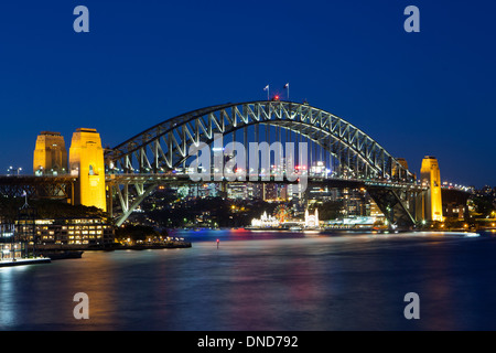 La circulation des bateaux autour de Sydney Harbour Bridge à l'heure de pointe, un soir d'hiver Sydney, Australie Banque D'Images