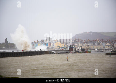 Aberystwyth, Pays de Galles, Royaume-Uni. Dec 23, 2013. Des coups de vent provoquer de très grosse mer à marée haute sur le milieu de la côte du Pays de Galles. Des vagues énormes suriner la promenade et la défense de la mer à l'embouchure du port d'Aberystwyth. Les prévisionnistes ont mis en garde contre des troubles comme le mauvais temps passé au-dessus du Royaume-Uni. Credit : atgof.co/Alamy Live News Banque D'Images