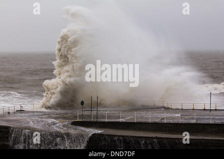 Aberystwyth, Pays de Galles, Royaume-Uni. Dec 23, 2013. Des coups de vent provoquer de très grosse mer à marée haute sur le milieu de la côte du Pays de Galles. Des vagues énormes suriner la promenade et la défense de la mer à l'embouchure du port d'Aberystwyth. Les prévisionnistes ont mis en garde contre des troubles comme le mauvais temps passé au-dessus du Royaume-Uni. Credit : atgof.co/Alamy Live News Banque D'Images