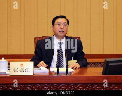 Beijing, Chine. Dec 23, 2013. Zhang Dejiang, président du Comité permanent de l'Assemblée populaire nationale (APN), préside la première séance plénière de la sixième session de la 12e APN Comité permanent à Beijing, capitale de Chine, le 23 décembre 2013. © Liu Weibing/Xinhua/Alamy Live News Banque D'Images