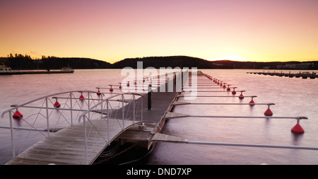 Coucher du soleil à Jyväskylä suivant vide jetée. À l'automne tous les bateaux ont presque laissé Banque D'Images