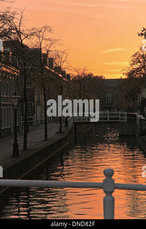 Coucher de soleil romantique dans la ville historique de Leiden, Hollande méridionale, Pays-Bas Banque D'Images