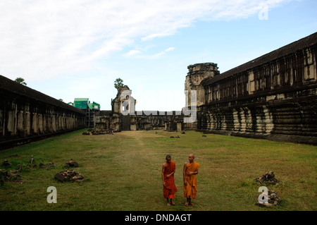 Deux moines bouddhistes balade à Angkor Wat temple, parc archéologique d'Angkor, Cambodge Banque D'Images