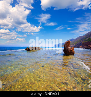 Alicante Denia Las Rotas plage rocheuse en Espagne et Cap de San Antonio Banque D'Images