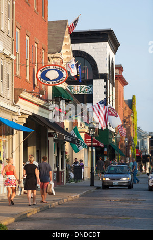 Les magasins et boutiques de la rue Thames pavée au centre-ville de Newport Rhode Island un nouveau à l'Angleterre et ville touristique. Banque D'Images