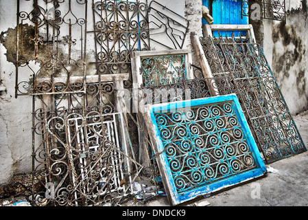 Fer forgé anciennes portes et fenêtres orientales - Medina de Houmt Souk, Djerba, Tunisie Banque D'Images